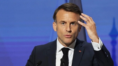 Der französische Präsident Emmanuel Macron fordert eine europäische Verteidigungsstrategie mit einer gemeinsamen Rüstungsindustrie und einer über Fonds der EU finanzierte beschleunigte Aufrüstung. (Foto: Christophe Petit Tesson/EPA POOL/AP/dpa)
