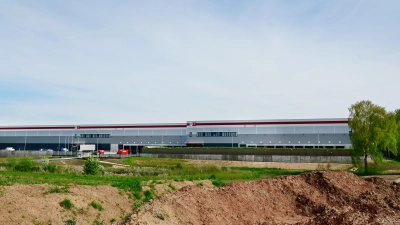 Das Logistikzentrum, das die Firma GBL im Ansbacher Süden errichtet hat, ist nun in Betrieb. Mieter des gesamten Komplexes ist die Elektrofirma Haier Germany, die hier ihr zentrales Lager eingerichtet hat. (Foto: Jim Albright)