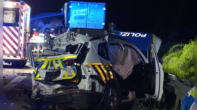 Ein Laster ist in der Nacht auf der Autobahn A9 in eine Unfallstelle gefahren - ein Mensch ist dabei gestorben. (Foto: Tom Musche/dpa)