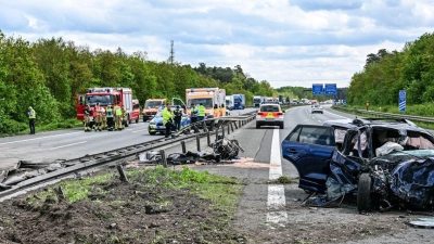 Unfallwracks standen auf der Autobahn 6 bei Bernhardswinden. (Foto: Marius Bulling/dpa)