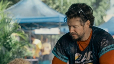 Mark Wahlberg als Michael in einer Szene des Films „Arthur der Große“. Der Schauspieler setzt sich für die Adoption von Haustieren ein. (Foto: Carlos Rodriguez/Lionsgate/dpa)