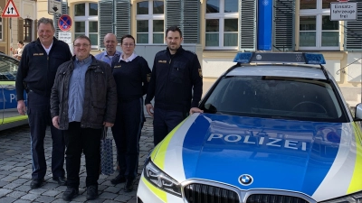 Ansbachs Leiter der Polizeiinspektion Josef Mehringer (links) dankte Franziskus Roth (zweiter von links) für seine Aufmerksamkeit. (Foto: Polizeiinspektion Ansbach)