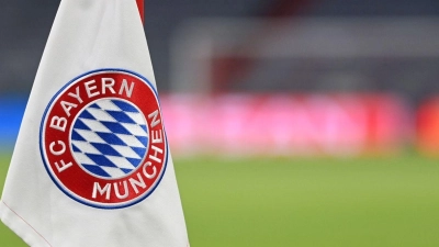 Das Vereinswappen des FC Bayern München auf einer Eckfahne. (Foto: Sven Hoppe/dpa/Symbolbild)