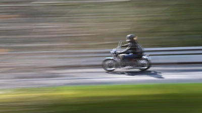 Die Geschwindigkeit einer Motorradfahrerin unterschätzte ein Autofahrer. (Symbolbild: Arne Dedert/dpa)