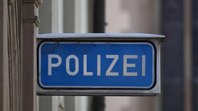 Ein Schild mit der Aufschrift Polizei vor einer Polizeiwache. (Foto: Bernd Weißbrod/dpa/Symbolbild)