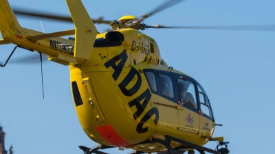 Ein Hubschrauber transportierte die schwer verletzte Frau ins Krankenhaus. (Symbolbild: Andreas Arnold/dpa)