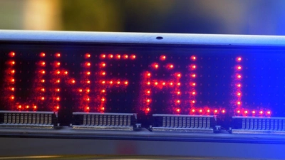 Auf einem Polizeifahrzeug warnt eine Leuchtschrift vor einer Unfallstelle. (Foto: Stefan Puchner/dpa/Symbolbild)
