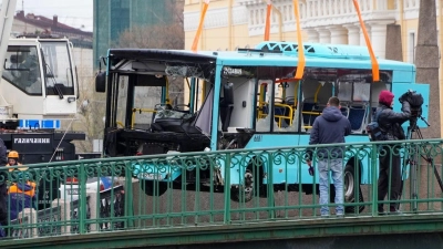Bei dem Busunglück in St. Petersburg sind mehrere Menschen ums Leben gekommen. (Foto: Dmitri Lovetsky/AP/dpa)