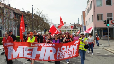 Ausgestattet mit Transparenten, Fahnen und Trillerpfeifen zogen die Gewerkschafter durch die Stadt zur Kundgebung auf dem Martin-Luther-Platz. (Foto: Jannic Hofmuth)