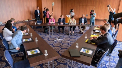 Die Verhandlungsteams von CDU (M), FDP (r) und Grünen in einem Kieler Hotel. (Foto: Jonas Walzberg/dpa)