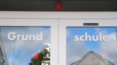 Die Sanierung der Grundschule Mitteleschenbach soll noch dieses Jahr beginnen, als Heizmöglichkeit kann sich der Gemeinderat Wärmepumpen samt einer PV-Anlage vorstellen. (Foto: Jonas Volland)