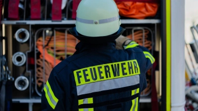 Ein Feuerwehrmann holt Equipment aus einem Einsatzfahrzeug. (Foto: Rolf Vennenbernd/dpa/Symbolbild)