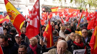 Gegen einen möglichen Rücktritt: Anhänger des spanischen Ministerpräsidenten Pedro Sánchez versammeln sich während einer Demonstration vor der Parteizentrale der PSOE. (Foto: Andrea Comas/AP/dpa)