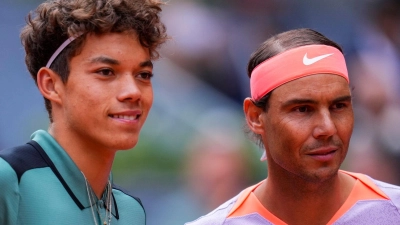Rafael Nadal (r) erteilte dem erst 16 Jahre alten US-Amerikaner Darwin Blanch in Madrid eine Lehrstunde. (Foto: Manu Fernandez/AP/dpa)