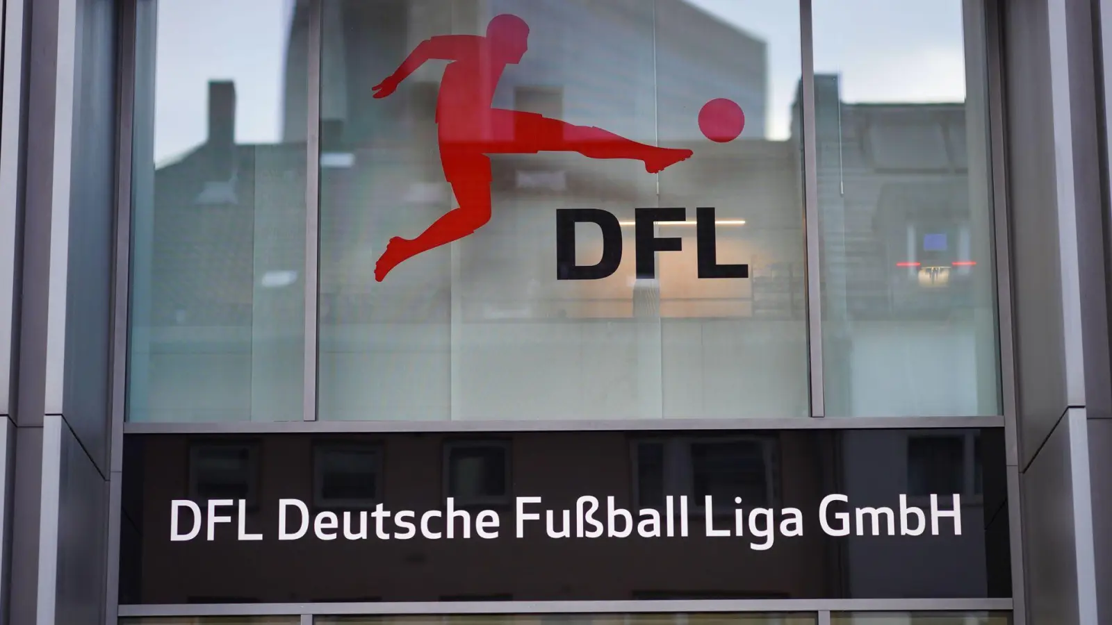 Noch müssen einige Clubs um die Lizenzierung durch die DFL zittern. (Foto: Frank Rumpenhorst/dpa/Archiv)