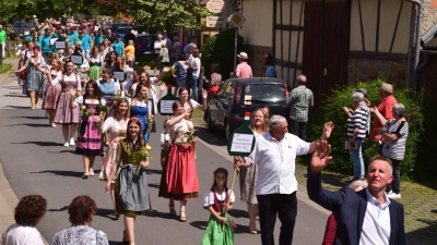 Die ehemaligen Bullenheimer Weinprinzessinnen marschierten am Sonntag im Festumzug zum 50. Jubiläum des Weinfestes mit. (Foto: Gerhard Krämer)