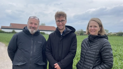 Hier wollen Bernd Loy (links), Marco Meier und Catrin Beil das Projekt realisieren. Im Hintergrund ist der Supermarkt. (Foto: Jonas Volland)