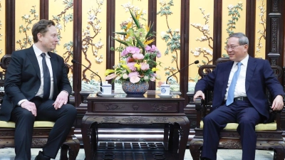 Der chinesische Premierminister Li Qiang trifft sich in Peking mit Elon Musk (l.). (Foto: Wang Ye/XinHua/dpa)