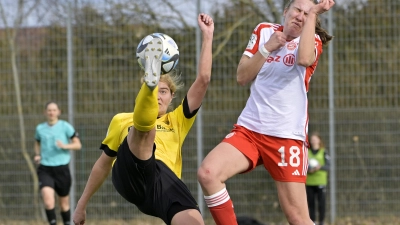 Immer den Ball im Blick: Lisa Wich (links, hier gegen Bayern München II) traf im Hinspiel gegen Andernach. (Foto: Martin Rügner)