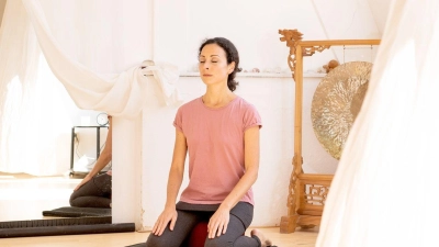 Ruhige Farben, ruhiger Ort: Yoga praktiziert man am besten in einem Raum ohne viele Ablenkungen. (Foto: Zacharie Scheurer/dpa-tmn/dpa)