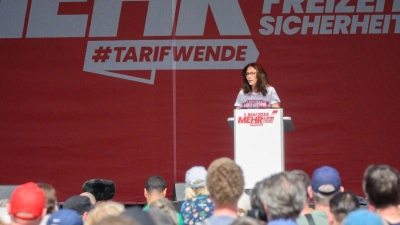 Die DGB-Vorsitzende Yasmin Fahimi spricht bei der zentralen Kundgebung des Gewerkschaftsbundes in Hannover. (Foto: Julian Stratenschulte/dpa)
