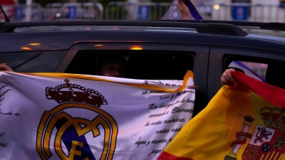 Die Fans von Real Madrid feiern auf dem Cibeles-Platz nachdem ihre Mannschaft den Titel in der La Liga gewonnen hat. (Foto: Manu Fernandez/AP)