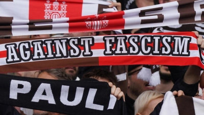 St. Pauli will einen möglichen Aufstieg in die Fußball-Bundesliga nicht nur mit einer Fan-Party, sondern mit einem Aktionstag für Demokratie, gegen Rassismus, Antisemitismus und Diskriminierung feiern. (Foto: Marcus Brandt/dpa)