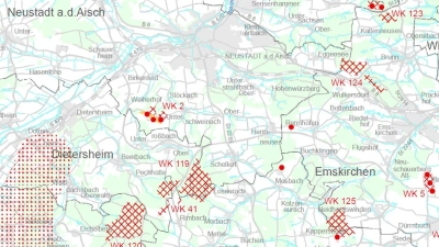 Im Entwurf des Regionalplans sind bestehende Anlagen mit roten Punkten markiert, die ins Auge gefassten Standortbereiche kariert. Neu für Neustadt sind die Bereiche WGK 119 und WGK 124. Die gesprenkelt eingezeichnete Frankenhöhe-Kante ist ein Ausschlussgebiet.  ((Auszug): Regionaler Planungsverband Westmittelfranken)