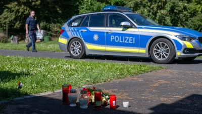 Kerzen und Blumen sind vor einem Seiteneingang des Schulzentrums in Lohr am Main abgelegt. (Foto: Pia Bayer/dpa/Archivbild)