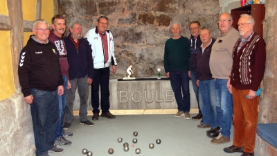 Sie haben Boule zu ihrem Hobby gemacht: Jeden Mittwoch und Samstag treffen sich Gutenstettener zum Kugelwerfen – im Sommer wie im Winter. (Foto: Christa Frühwald)