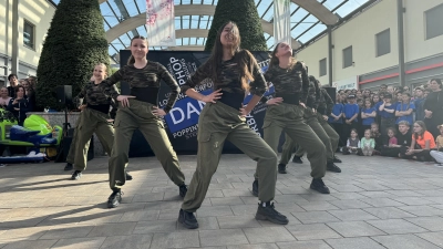 Mit coolen Hip-Hop-Choreographien präsentierten sich die Gruppen der Tanzschule Dance14s im Brücken-Center. (Foto: Lara Hausleitner)