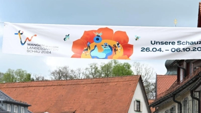 Plakate und Blumenkugeln schmücken die Altstadt von Wangen im Allgäu und weisen auf die Landesgartenschau hin. (Foto: Felix Kästle/dpa)