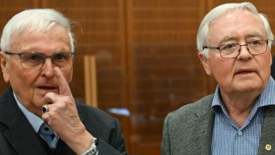 Theo Zwanziger (l), früherer DFB-Präsident, und Horst R. Schmidt, früherer DFB-Generalsekretär, bei der Fortsetzung im Sommermärchen-Prozess. (Foto: Arne Dedert/dpa/POOL/dpa)