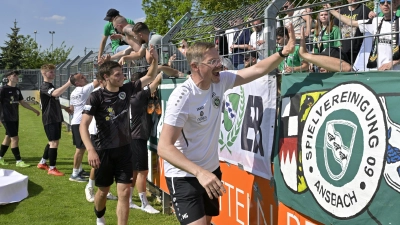 Mit dem 3:1-Erfolg über den FC Schweinfurt sicherte sich die SpVgg Ansbach endgütlig den Klassenerhalt in der Regionalliga. Co-Trainer Michael Griebel (vorne) klatscht mit den Fans ab. (Foto: Martin Rügner)