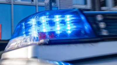 Polizeieinsatz auf der Autobahn A6: Bei Lichtenau mussten die Beamten einen havarierten Lkw absichern. (Symbolbild: David Inderlied/dpa)