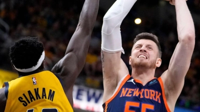 Isaiah Hartenstein (r) von den New York Knicks zieht gegen Pascal Siakam von den Indiana Pacers zum Korb. (Foto: Michael Conroy/AP/dpa)