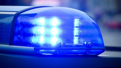 Rund 10.000 Euro Sachschaden sind bei dem Unfall in Königshofen entstanden, schätzt die Polizei. (Symbolbild: Patrick Pleul/dpa)