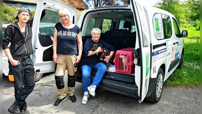Das über einen Sponsoren-Pool angeschaffte Dienstauto erleichtert dem Tierheim-Team die Arbeit. Das Bild zeigt Leiterin Dagmar Wiegmann (sitzend) mit den Kolleginnen Tanja Braun und Ariane Wölk-Ade (von links) sowie zwei Vierbeinern. (Foto: Jürgen Binder)