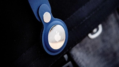 Ein Bluetooth-Tracker an einer Tasche. Die IT-Riesen Apple und Google wollen mit einer gemeinsamen Initiative den Missbrauch von kleinen Bluetooth-Ortungsgeräten für unerwünschtes Tracking von Personen verhindern. (Foto: Zacharie Scheurer/dpa-tmn/dpa)