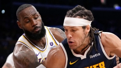 Lakers-Starspieler LeBron James verteidigt gegen Aaron Gordon. (Foto: Mark J. Terrill/AP/dpa)