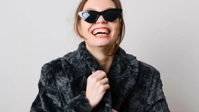 Auffälliger Style: Pelzmantel und große Sonnenbrille sind typisch für den „Mob Wives“-Trend. (Foto: Oleksandra Troian/Westend61/dpa)