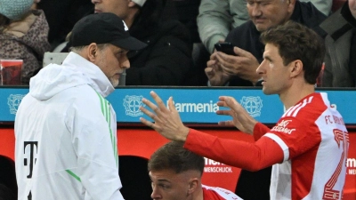 Trainer Thomas Tuchel (l) hatte für Thomas Müller in der Offensive gegen den FC Arsenal keinen Platz. (Foto: Federico Gambarini/dpa)
