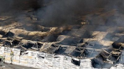 Das Einkaufszentrum in Polens Hauptstadt ist nahezu komplett niedergebrannt. (Foto: Leszek Szymanski/PAP/dpa)