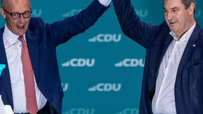 Friedrich Merz (l), CDU-Bundesvorsitzender, steht neben Markus Söder (CSU), Ministerpräsident von Bayern, nach dessen Rede beim CDU-Bundesparteitag. (Foto: Michael Kappeler/dpa)