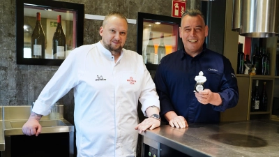 Die weiße Kochjacke und ein kleines Michelinmännchen: Das haben Thorsten Hauk (links) und Christian Mittermeier von der Sterneverleihung aus Hamburg mit nach Hause gebracht. (Foto: Simone Hedler)