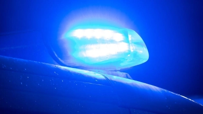 Ein Blaulicht leuchtet auf dem Dach eines Polizeiwagens. (Foto: Sarah Knorr/dpa/Archivbild)