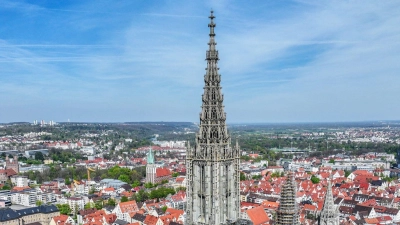 Das Münster (Aufnahme mit Drohne). Das Ulmer Münster kämpft mit bröckelndem Putz, Schimmel, Rissen und dem Klimawandel. (Foto: Jason Tschepljakow/dpa)