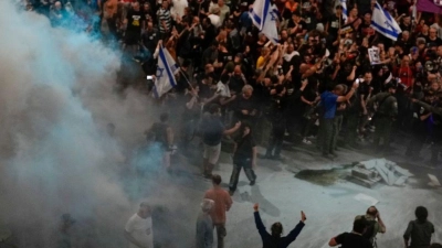 Angehörige und Unterstützer der israelischen Geiseln fordern bei einer Demonstration in Tel Aviv ihre Freilassung. (Foto: Ohad Zwigenberg/AP/dpa)
