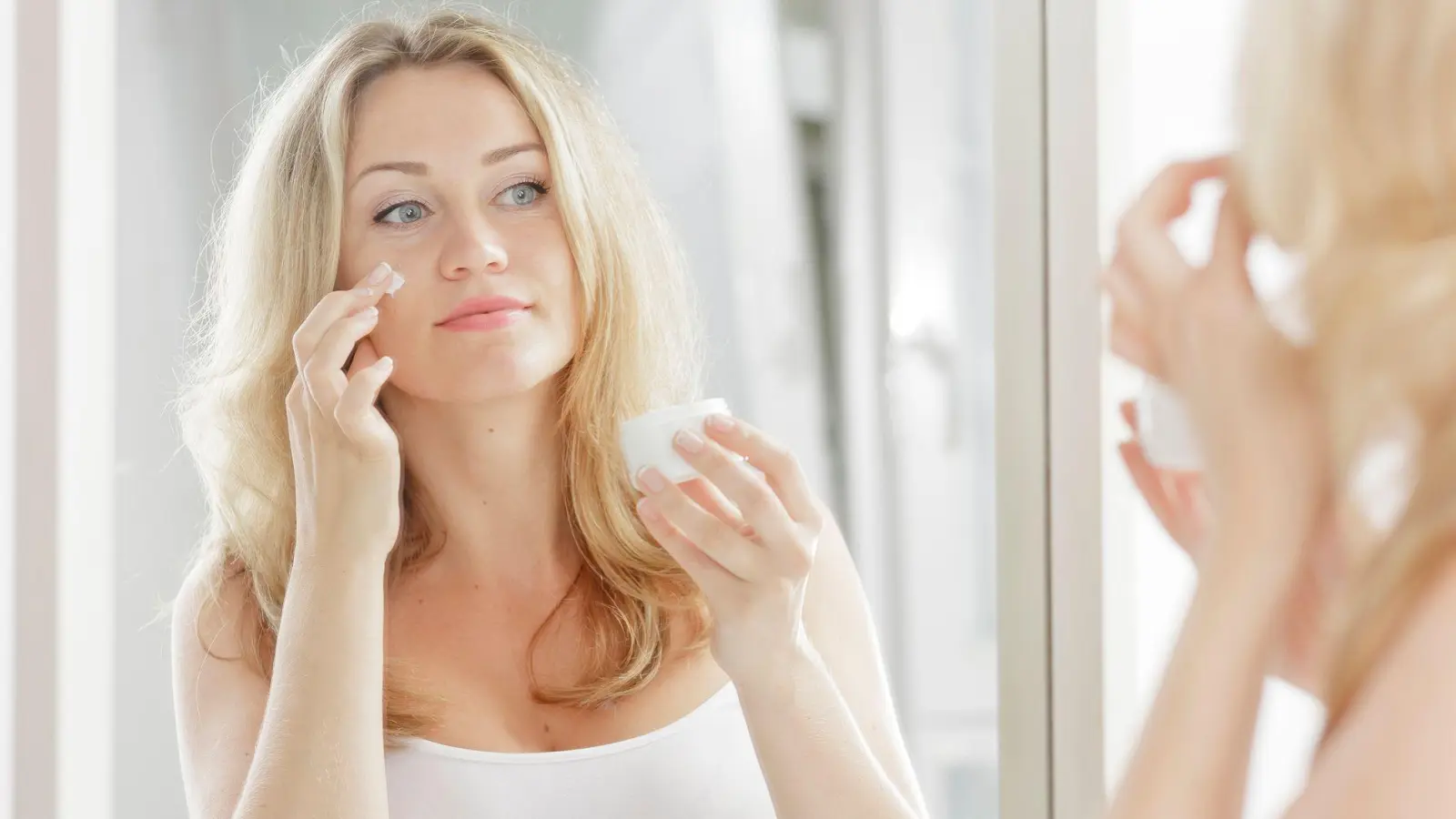 Pflege für trockene Haut: Eine gute Feuchtigkeitscreme muss nicht zwingend vom Markenhersteller kommen. (Foto: Monique Wüstenhagen/dpa-tmn/dpa)
