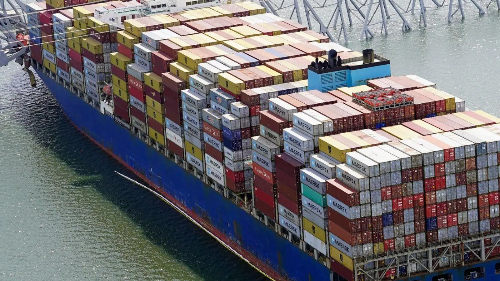 Auf diesem von der Maryland National Guard veröffentlichten Luftbild steckt das Containerschiff „Dali“ unter einem Teil der Francis Scott Key Bridge fest. (Foto: Uncredited/Maryland National Guard/AP)